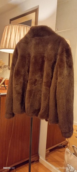 Casaco de pêlo castanho com bolsos e molas