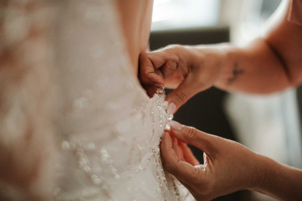 Suknia ślubna z trenem błyszcząca