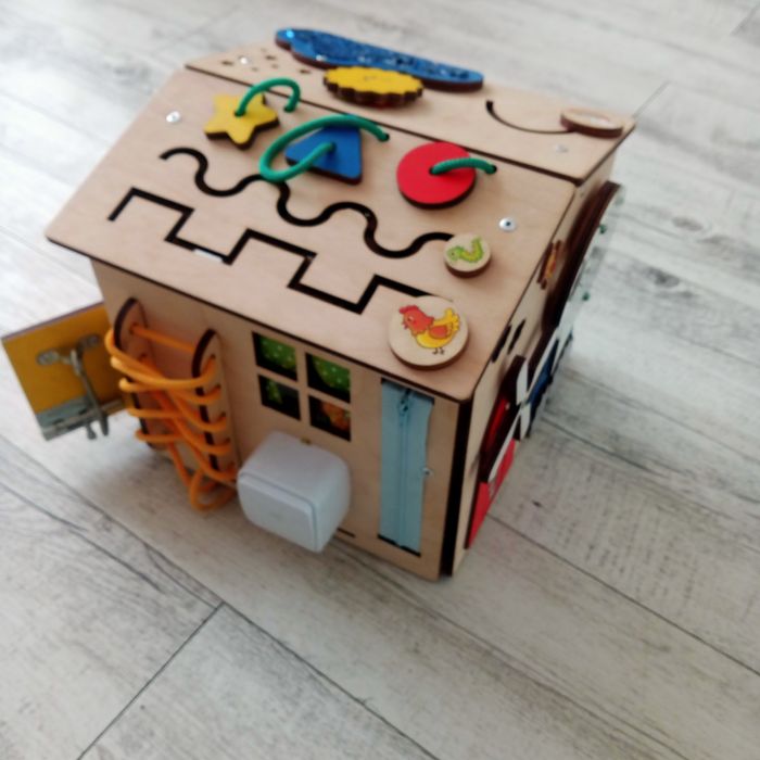 Drewniany domek sensoryczny