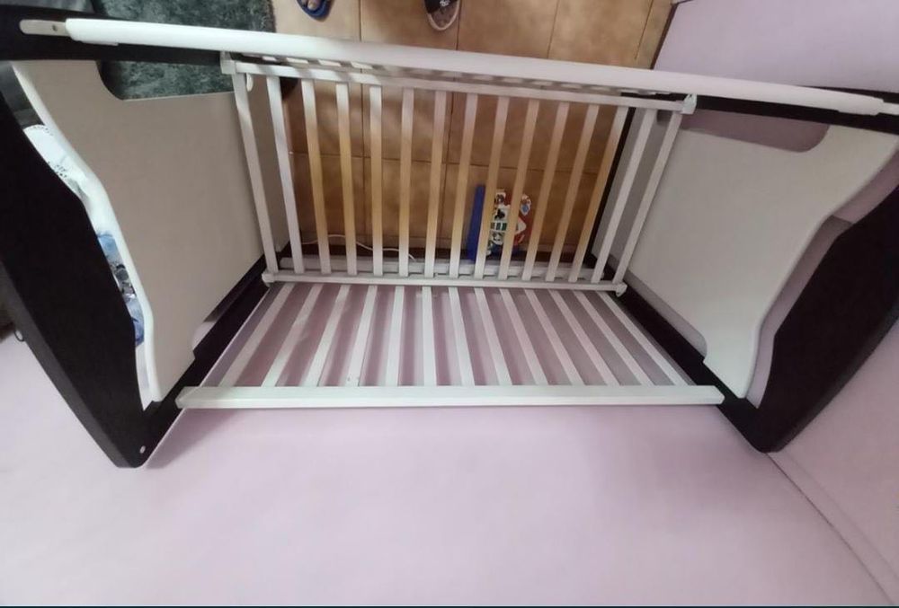 Cama de bebé de grades