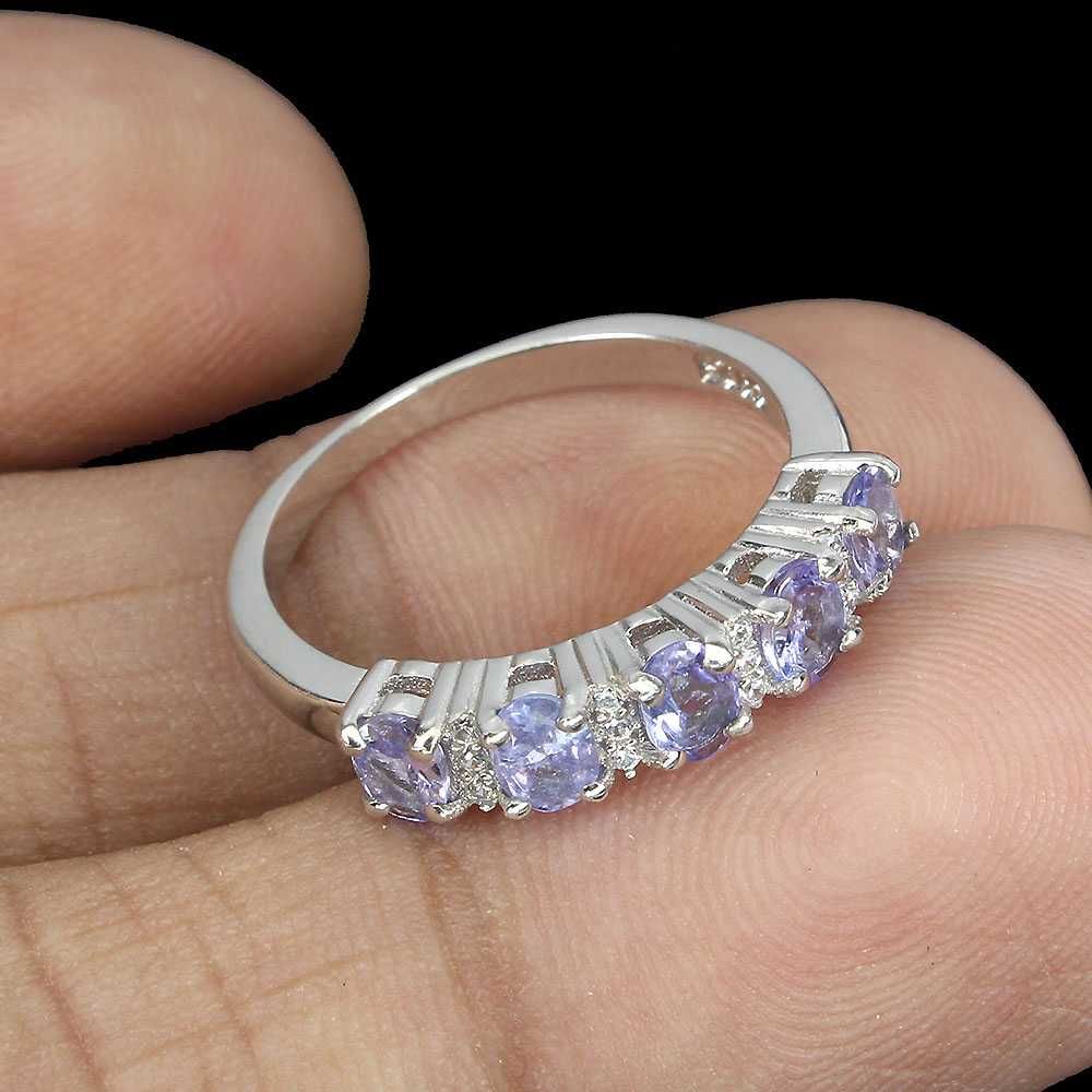 Серебряное кольцо 925 пробы с танзанитом 3х4мм.Размер 17
