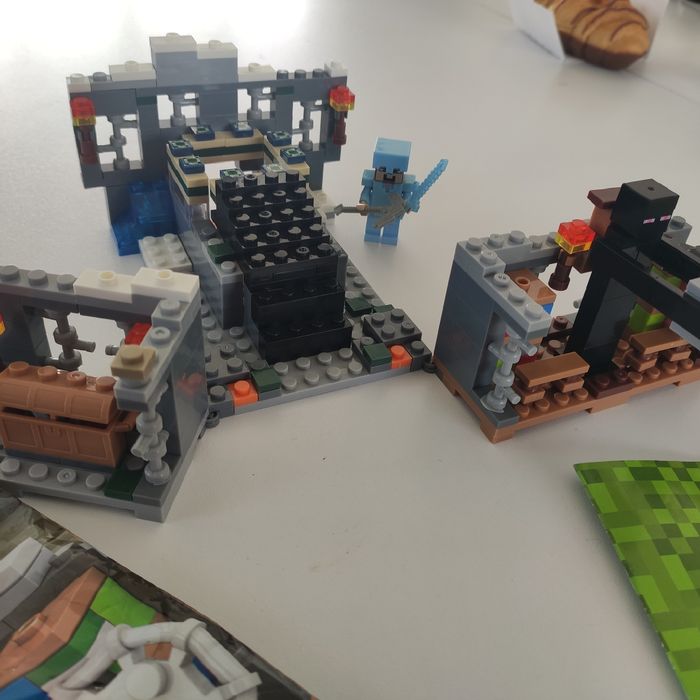 Klocki Minecraft The End Portal nie LEGO