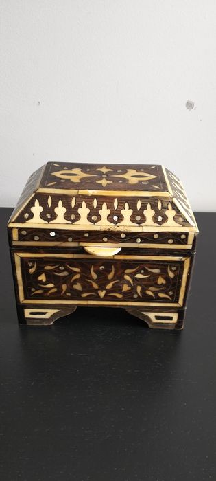 Fabulosa caixa com decoraçao embutida.