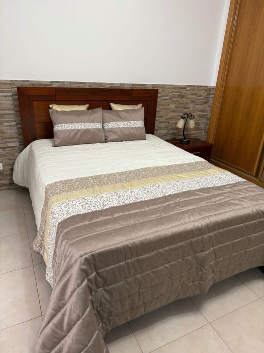 Cama com mesa de cabeceira a condizer