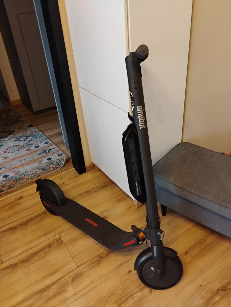 Hulajnoga elektryczna Ninebot KickScooter E22 z dodatkową baterią