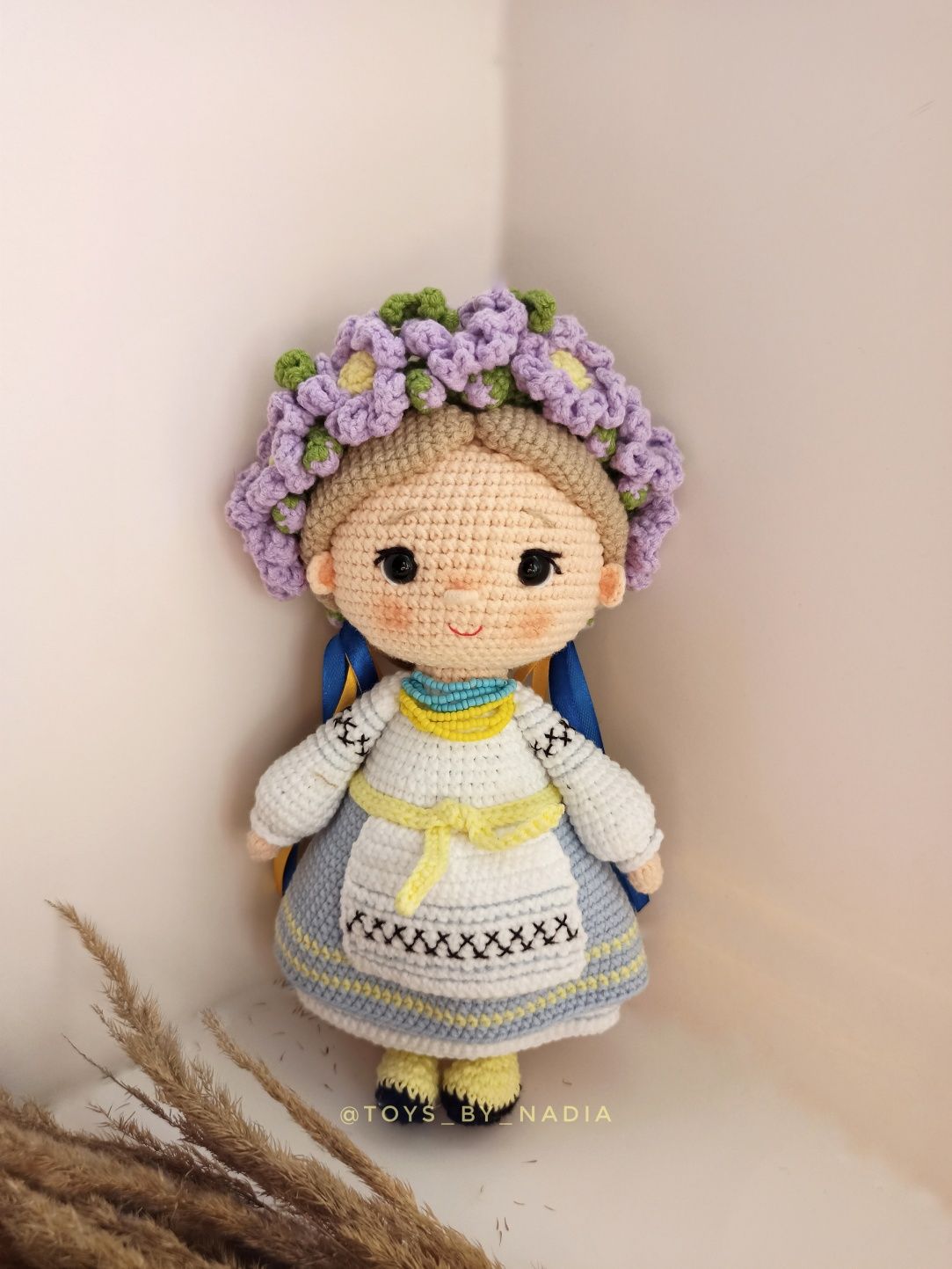 Сувенірна в'язана лялька гачком Українка, україночка