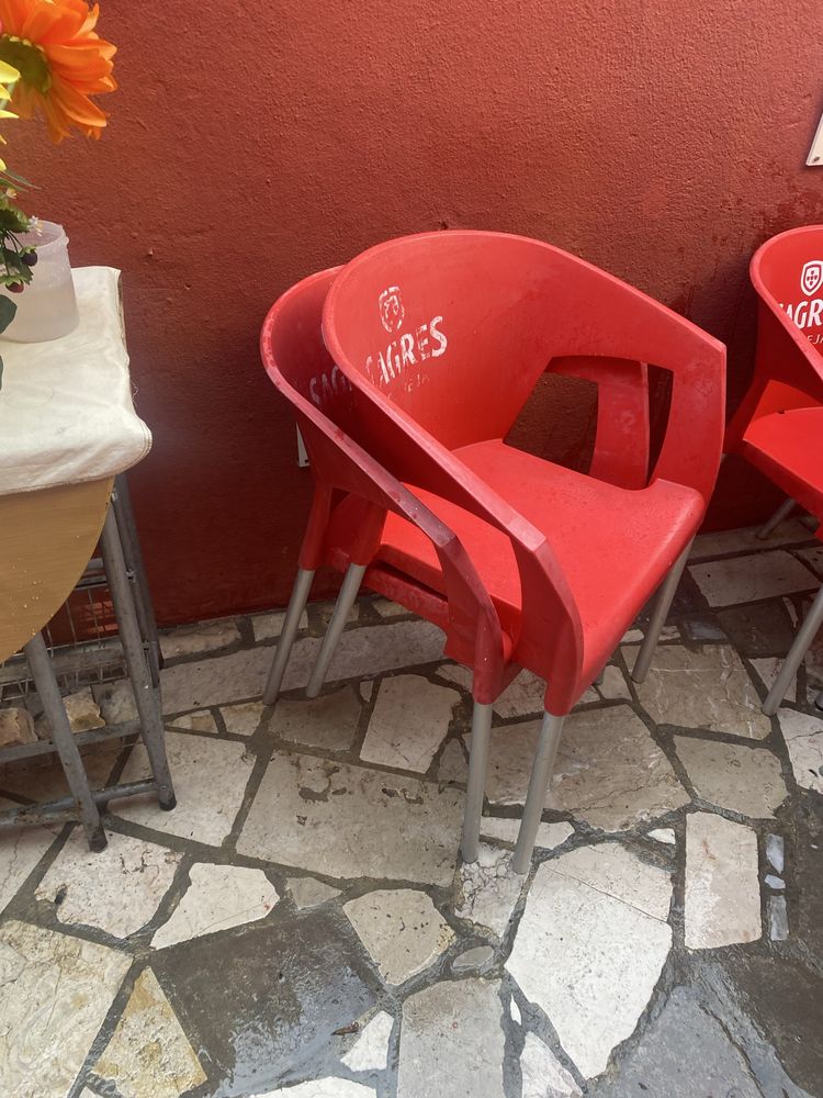 Para sair já. Mesa da sagres com 6 cadeiras