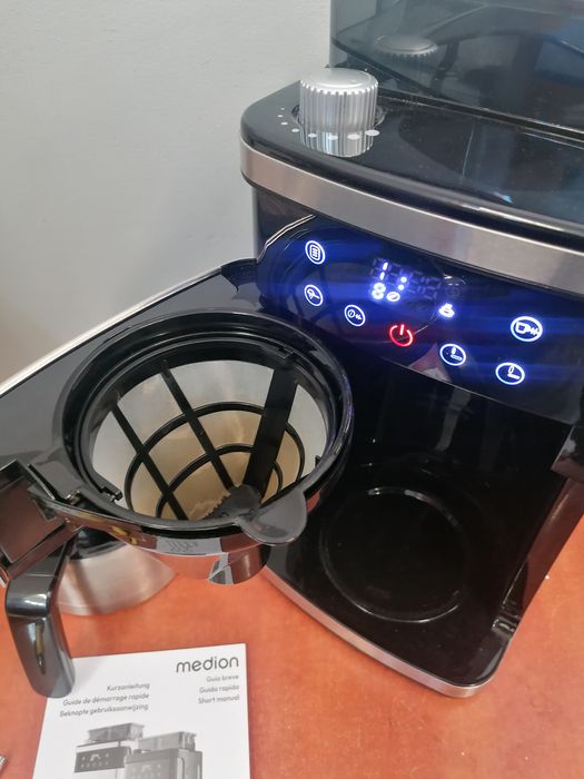 Ekspres do kawy przelewowy z młynkiem.