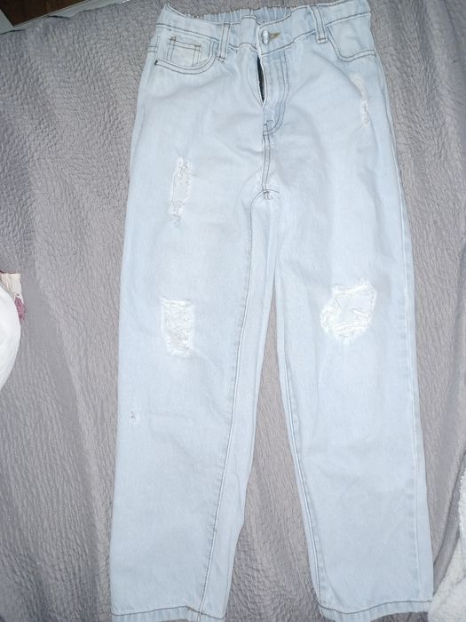 Jeansy 140 z dziurami