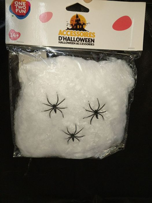 Біла павутина з павуками