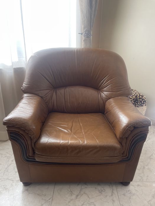 Sofá cama em pele com 2 cadeirões