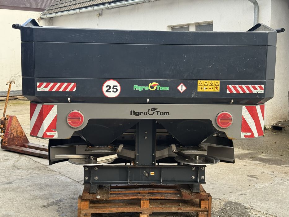 Rozsiewacz nawozu AgroTom 1800l