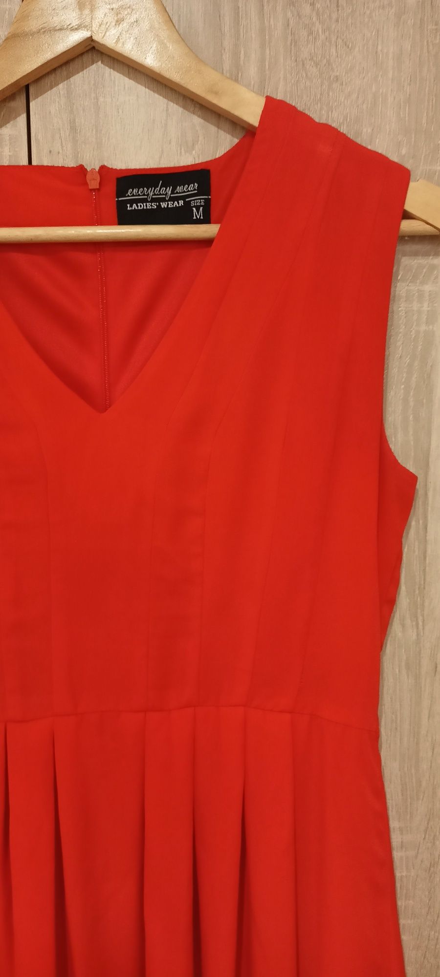 Czerwona plisowana sukienka