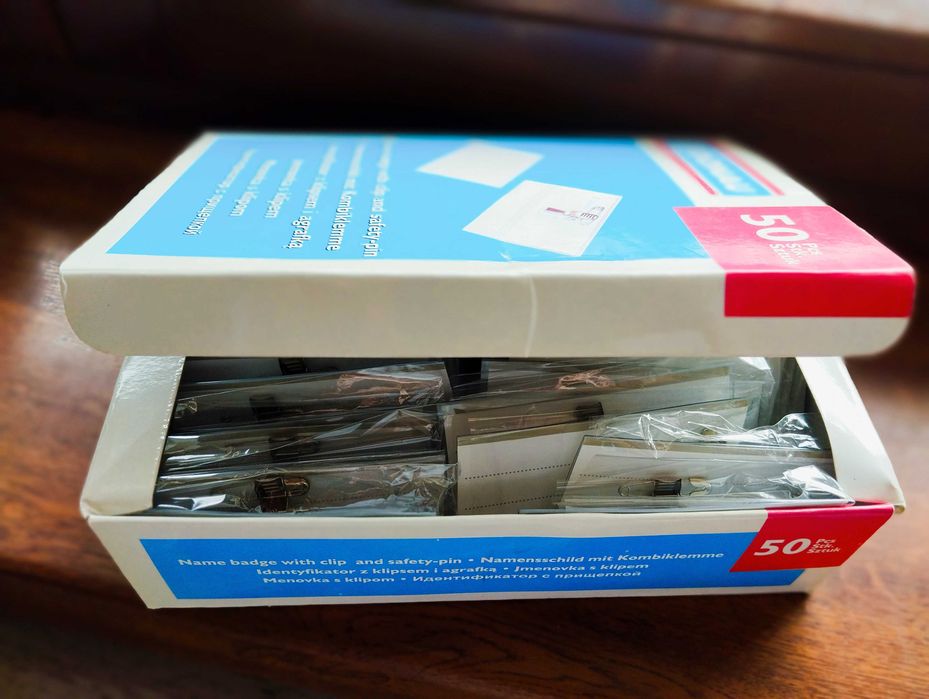 Identyfikator z agrafką i zapinka