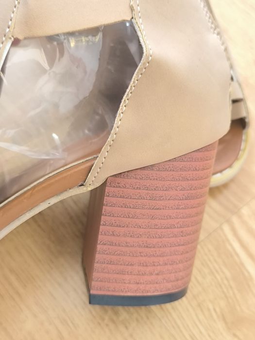 Sandálias novas muito bonitas