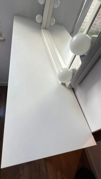 Toaletka z oświetleniem make up lustro ikea