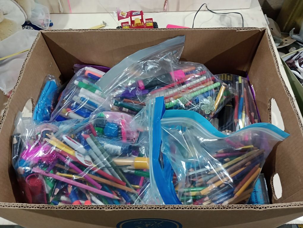 Wielki karton artykuły szkolne