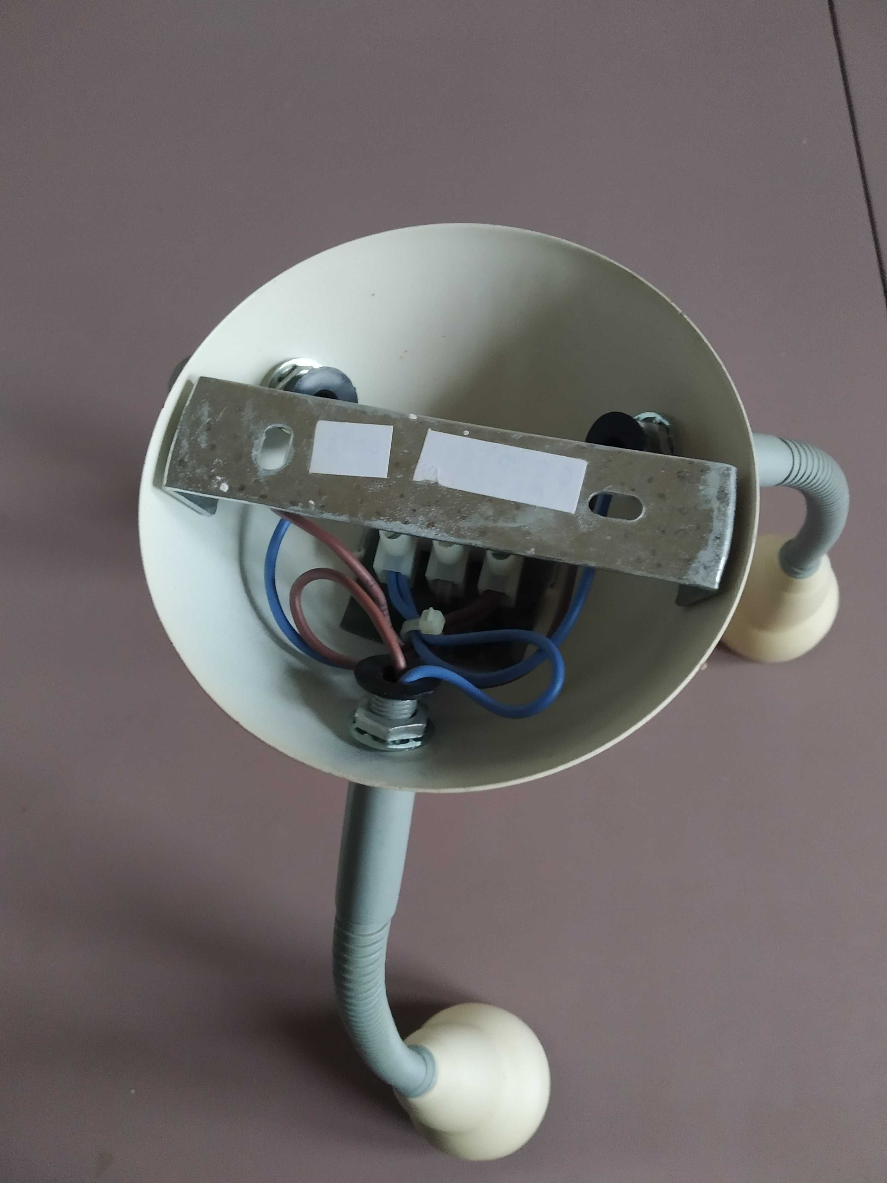 Lampa sufitową lub ścienna z trzema żarówkami E14 40W.
