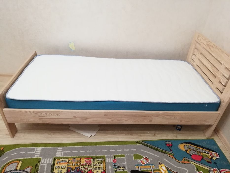 Ліжко дерев'яне.