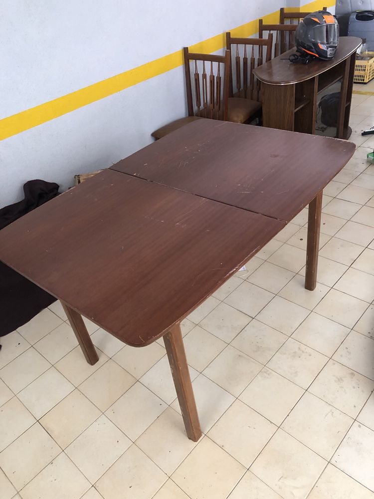 Mesa com cadeiras e movel TV