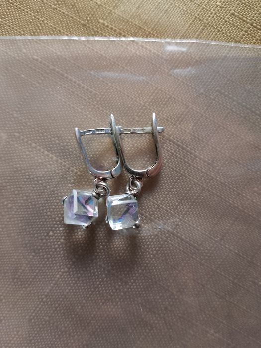 Продам серьги серебро с камнем сваровского