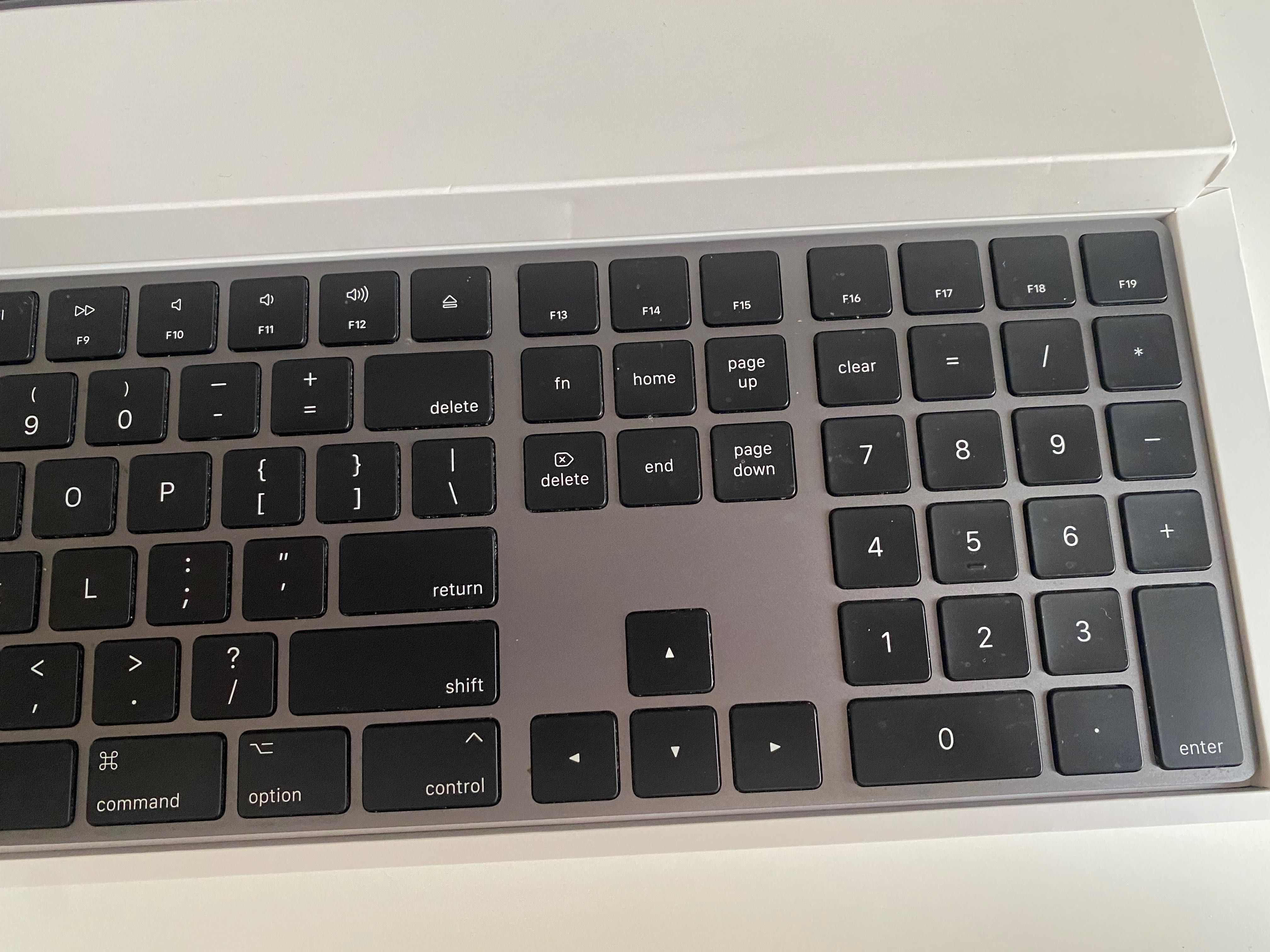 Клавиатура Apple Magic Keyboard with Numeric Keypad Space Gray MRMH2