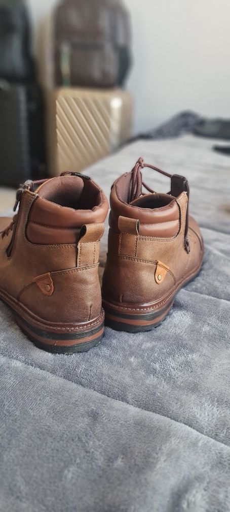 Bota de couro  nova