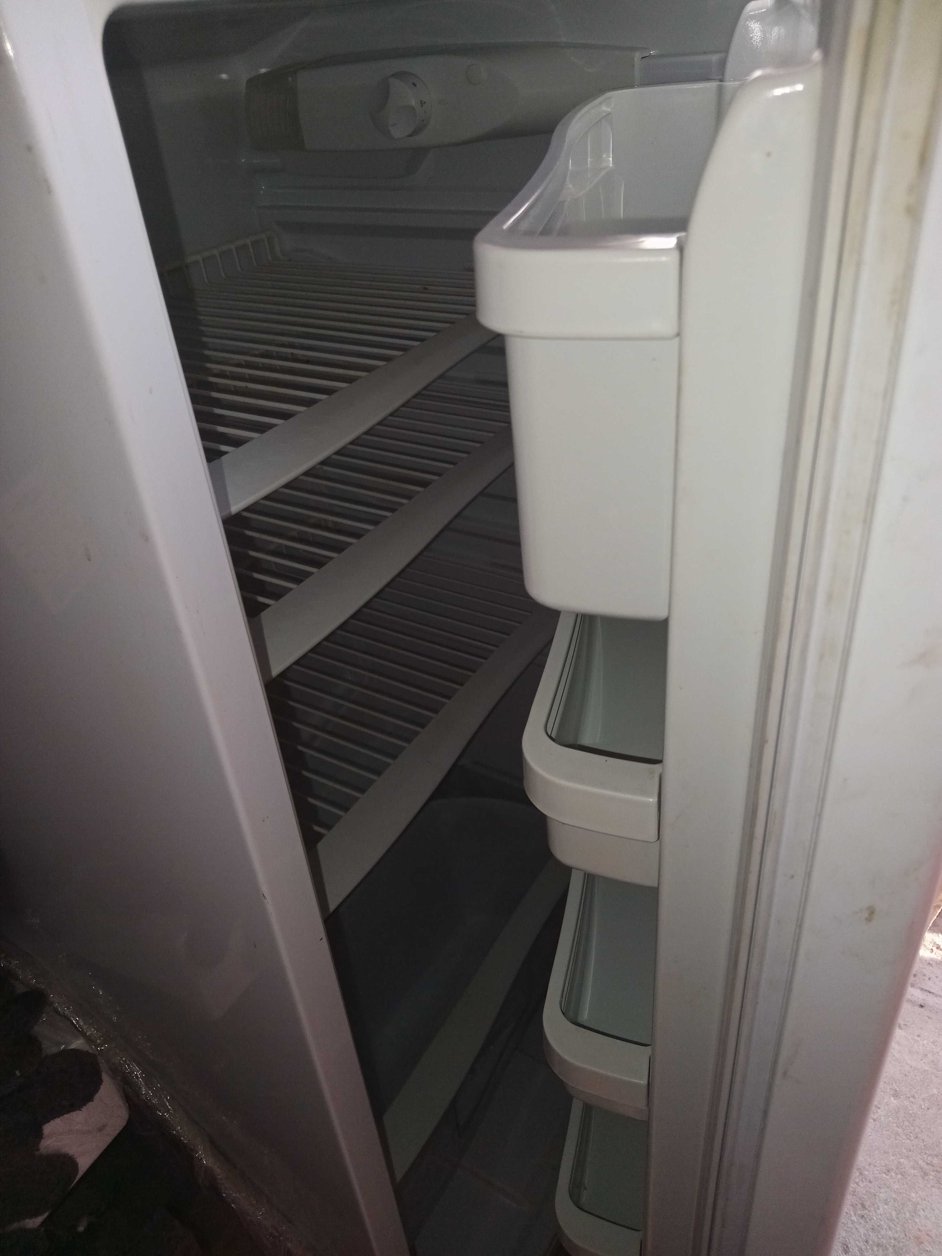 Холодильник на запчасти  индезит