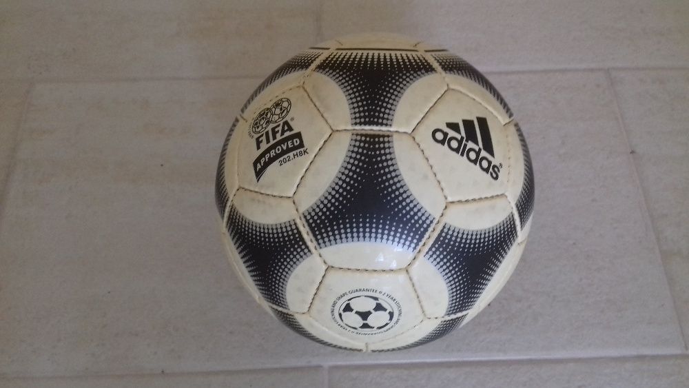 Bola ADIDAS anos 90 nova oficial