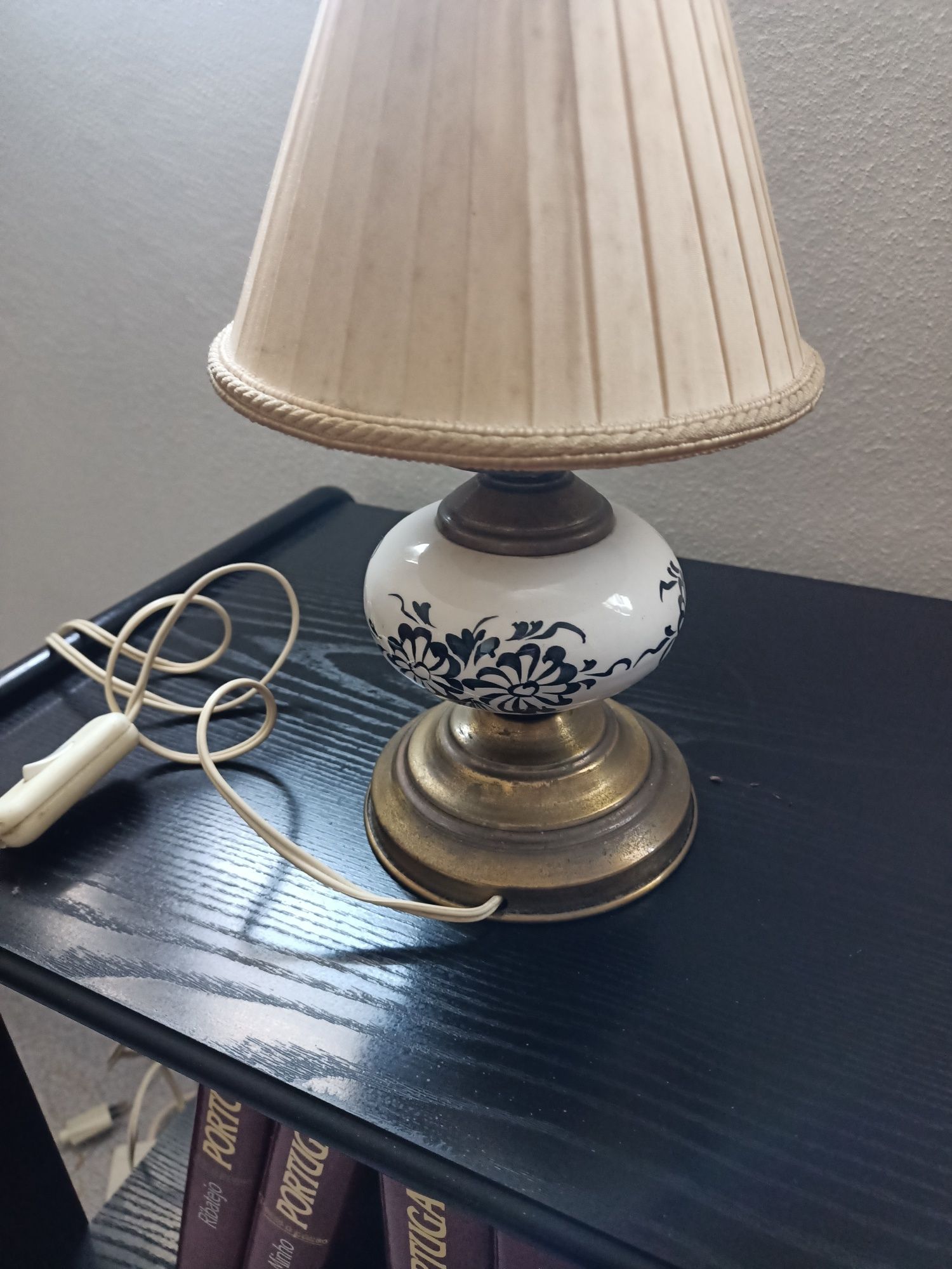 Candeeiro de pé de porcelana, com abajur em seda natural .