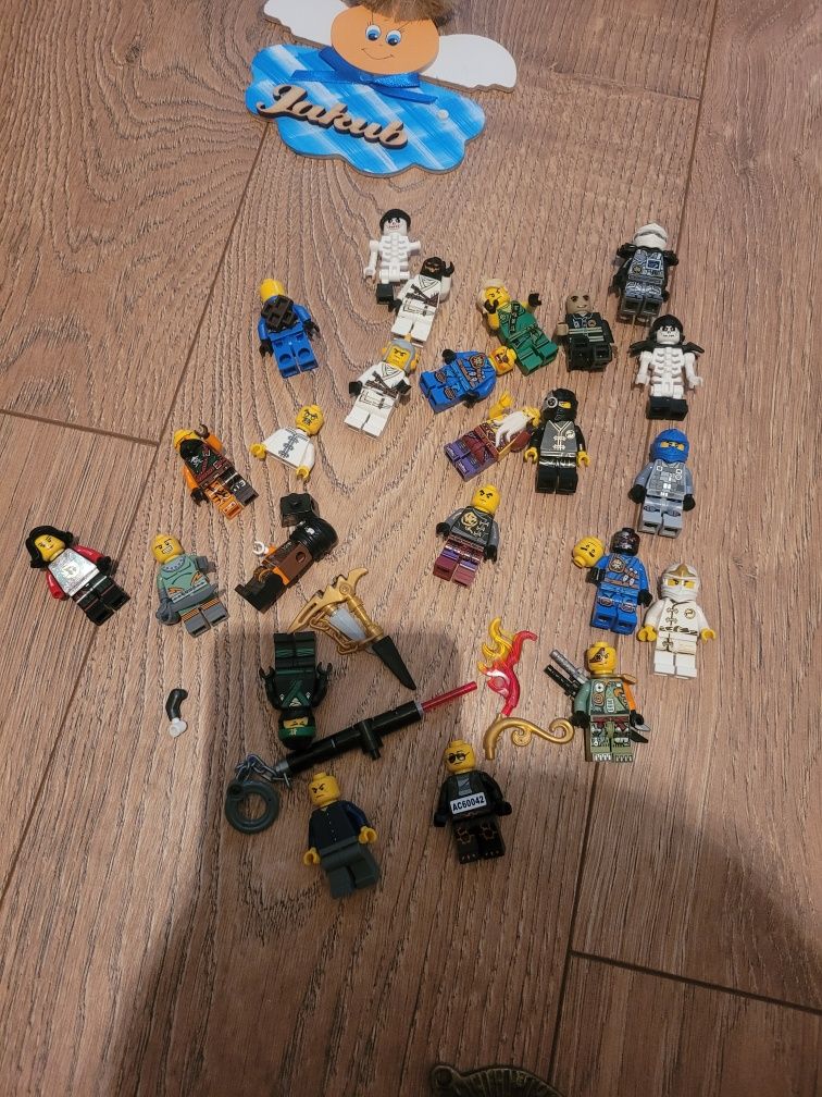 Klocki lego i figurki używane niekompletne.