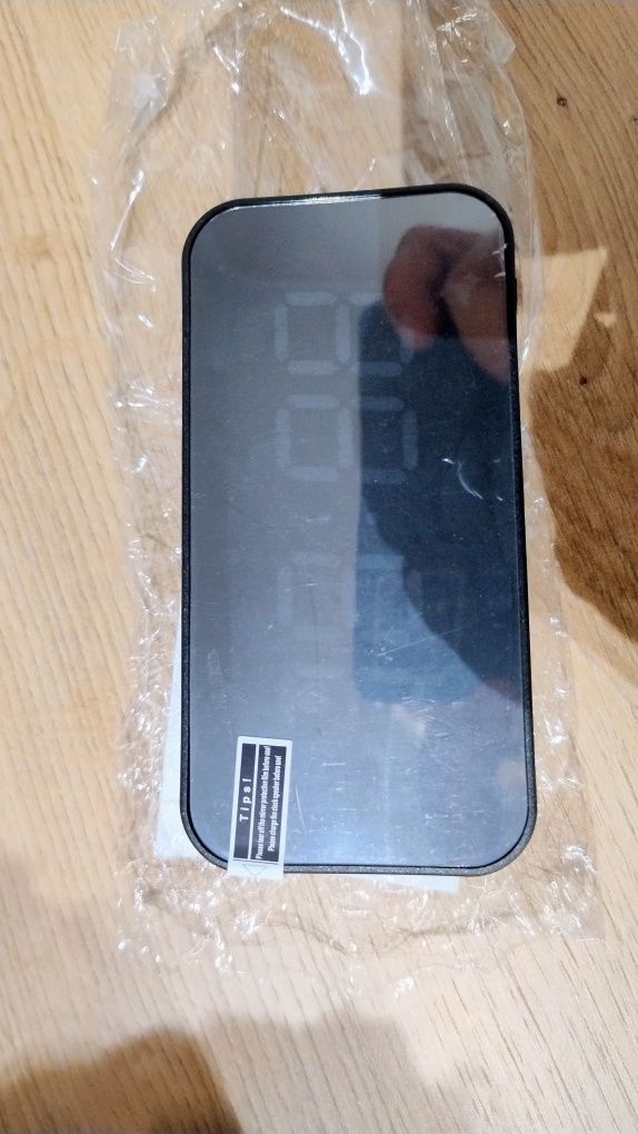 Głośnik bluetooth z zegarkiem i radiem