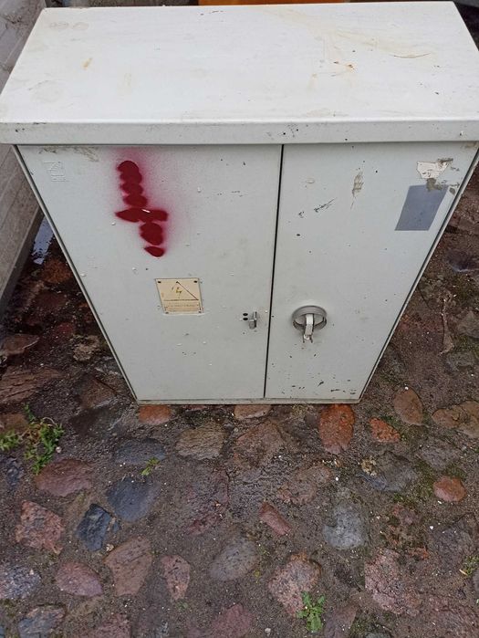 Skrzynka elektryczna zewnętrzna  zamykana