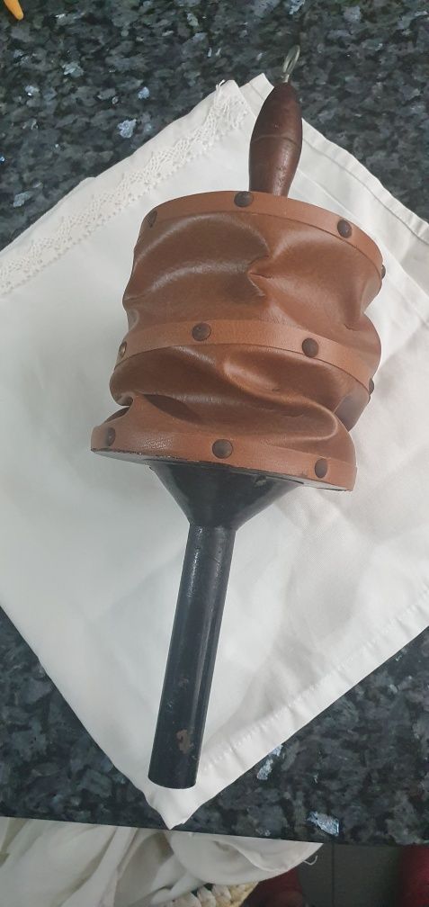 Abafador em pele com suporte em metal