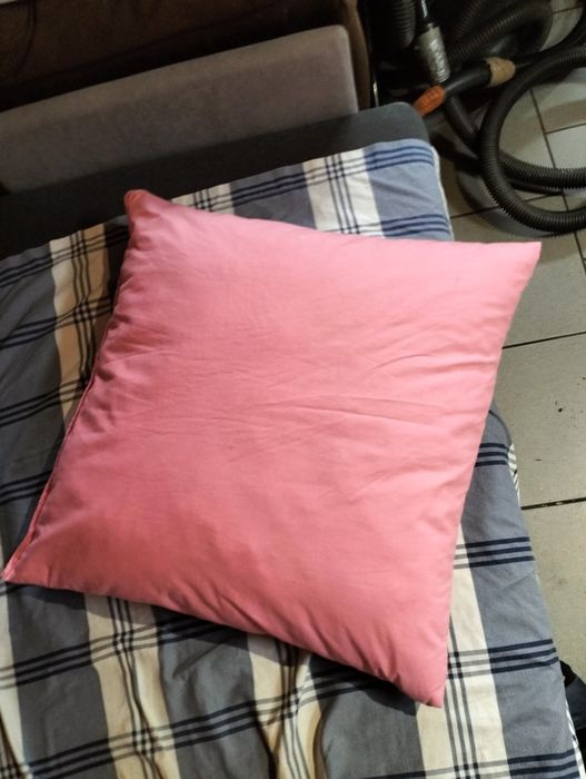 Poduszka z pierza 50 cm na 50 cm ma swoje lata stan idealny