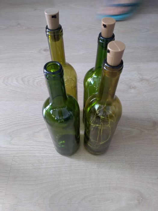 Dekoracyjne korki świecące + zielone butelki