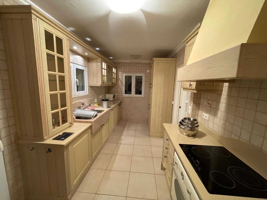 Cozinha Completa em Madeira Clara com Eletrodomésticos Embutidos