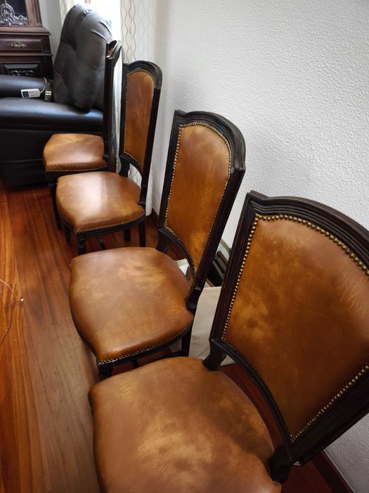 Mesa de sala de jantar com oito cadeiras em pele