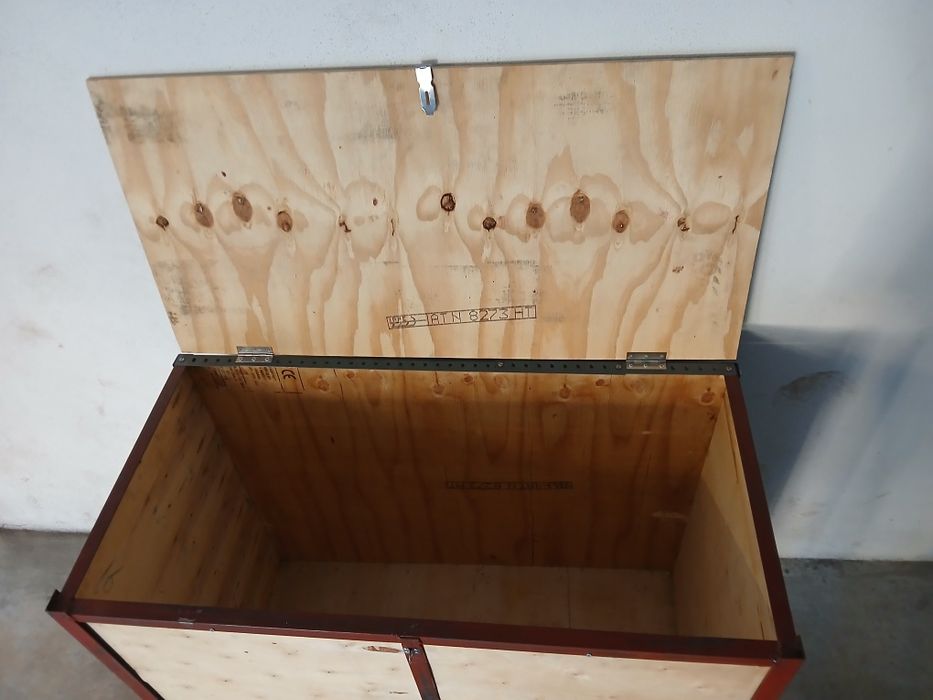 Dois caixotes grandes de madeira