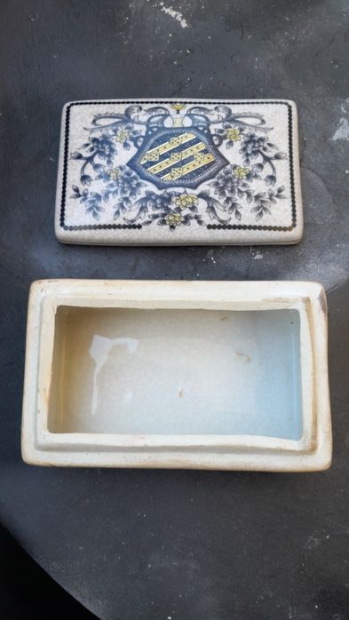 Caixa com tampa em porcelana antiga