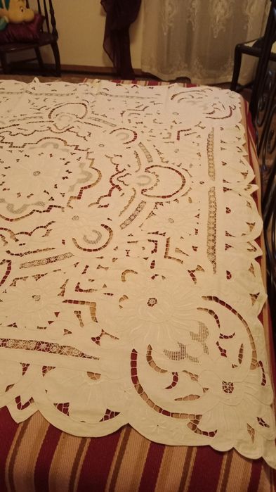Toalha de mesa bordada em aberto