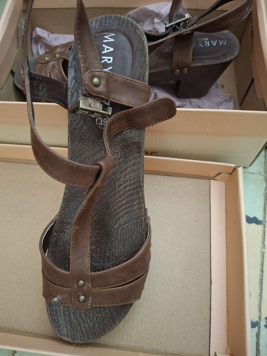 Sandálias castanhas