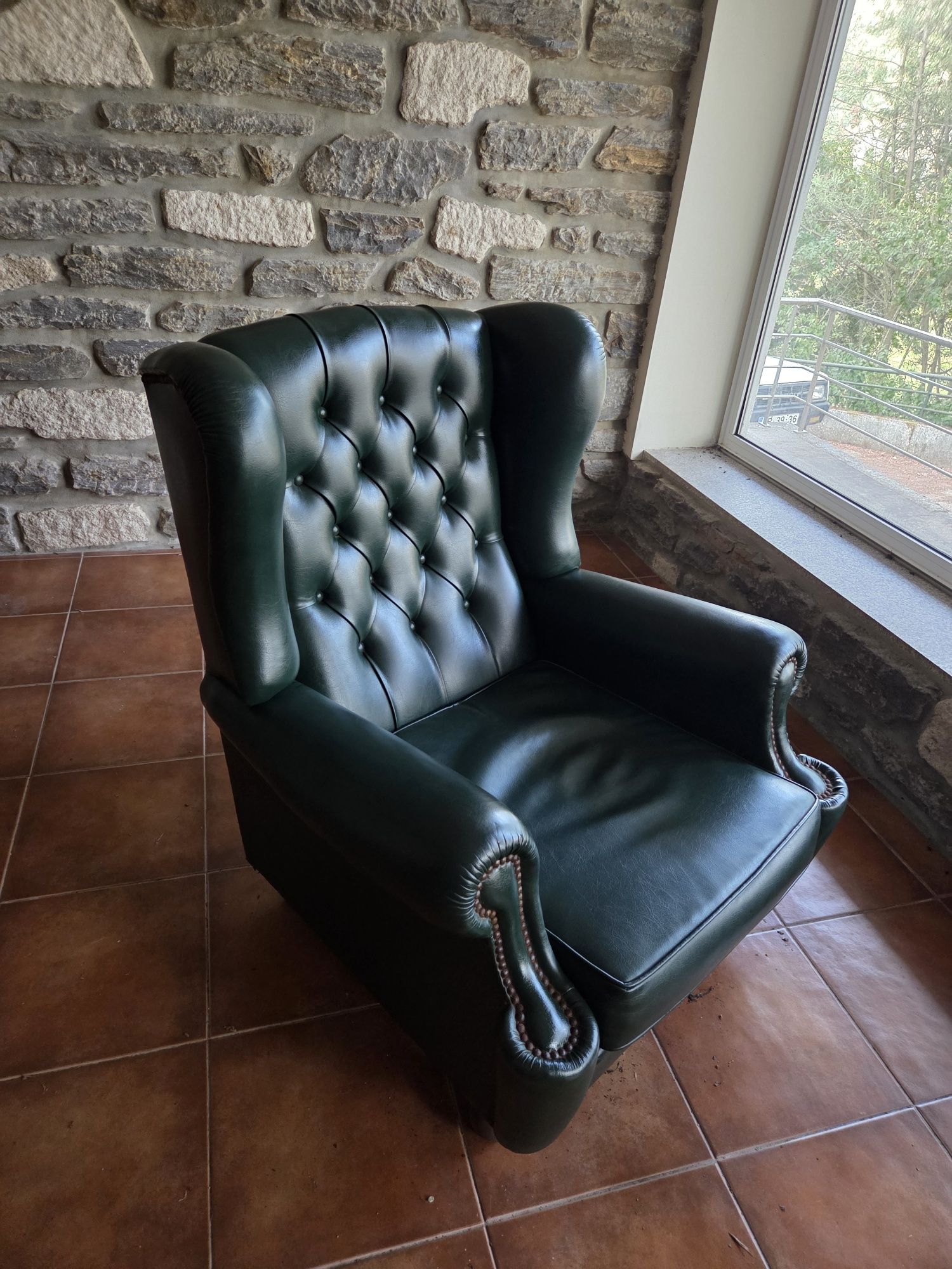 Poltrona em napa de cor verde