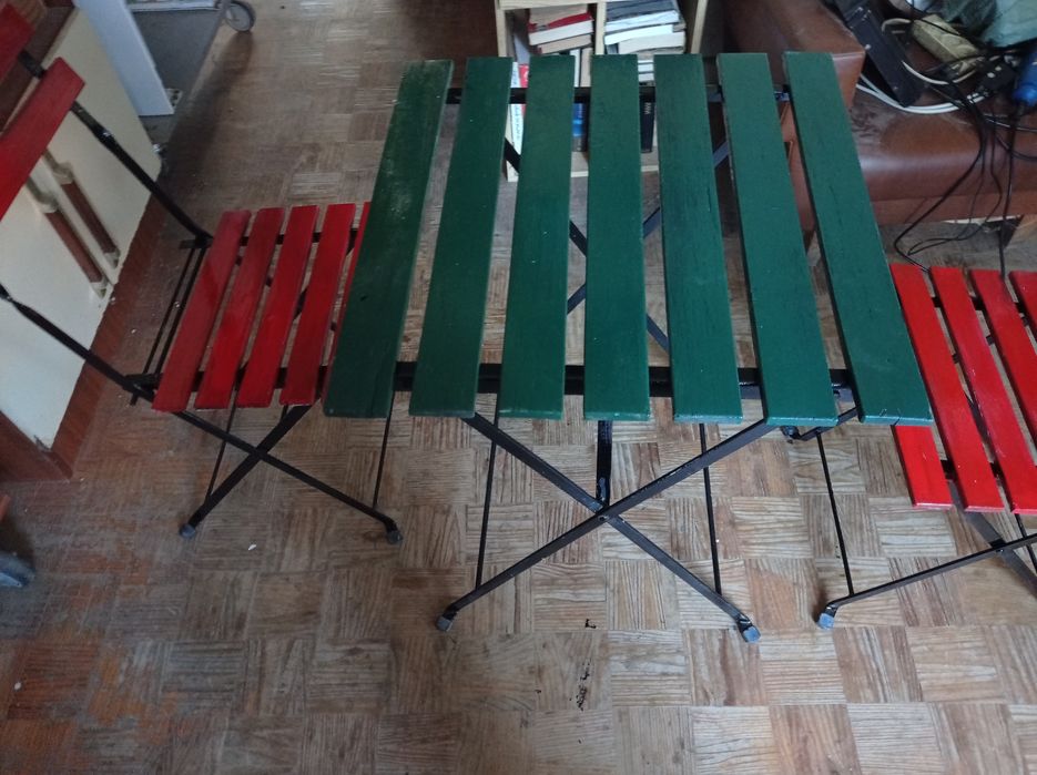 Mesa e cadeiras em madeira e ferro