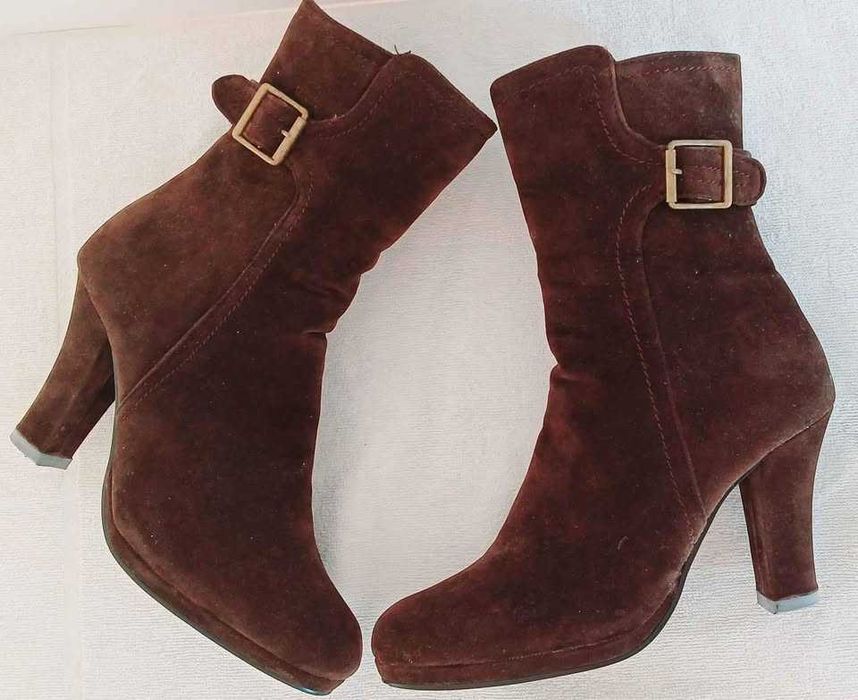 Botins de camurça. Novos.