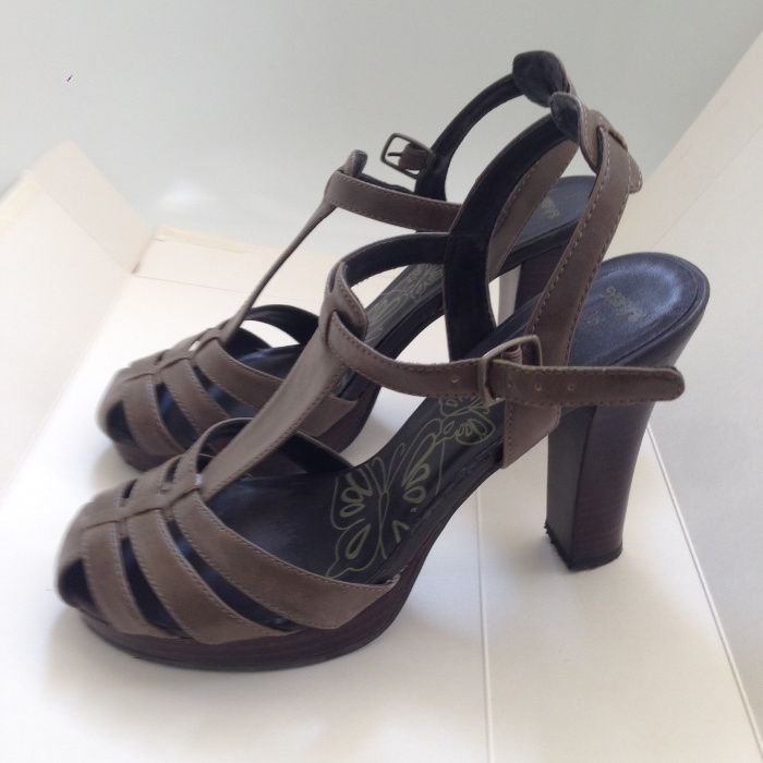 Sandálias de salto alto