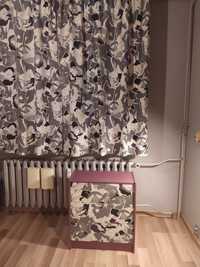 Komoda drewniana IKEA pomalowana na fioletowo fronty oklejone tkaniną