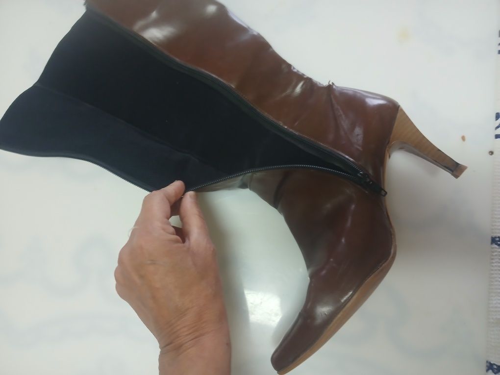 Bota em pele castanhas novas sem uso