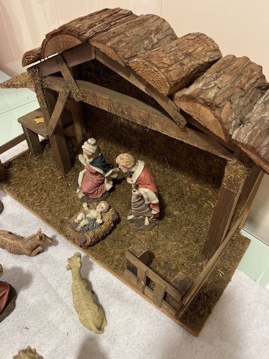 Presepio peças em marfinite e casa em madeira