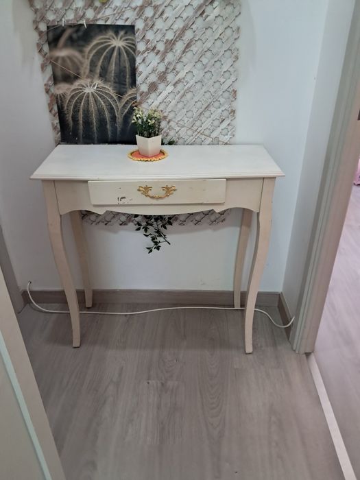 Movel de apoio elegante branco com pega dourada